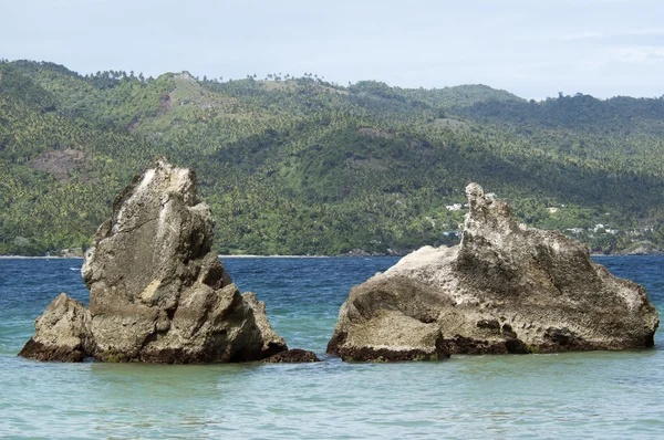 Sziklák, közel a strandhoz, a Cayo Levantado, Dominikai Köztársaság. — Stock Fotó