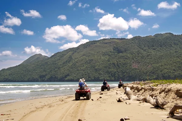 ATV op het strand in Cayo Levantado, Dominicaanse Republiek. — Stockfoto