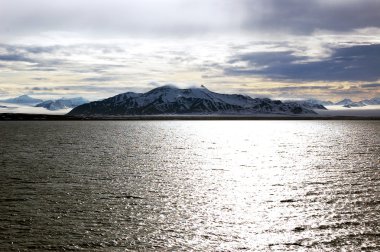 Dağ güneş ve bulutlarda Spitsbergen, Svalbard, Norveç.
