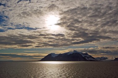 Dağ güneş ve bulutlarda Spitsbergen, Svalbard, Norveç.