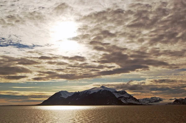 Bergen med sol och moln i Spetsbergen, Svalbard, Norge. — Stockfoto