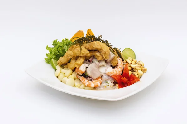 Peru maträtt: Cebiche (Ceviche) och "fisk" med lök, kallas "Caretillero" — Stockfoto