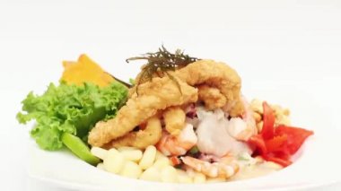 Peru çanak: Cebiche (meze) ve soğan ile 