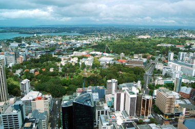 Yeni Zelanda'daki Auckland Sky Tower şehir ve liman hava panorama.