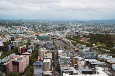 Yeni Zelanda'daki Auckland Sky Tower şehir ve liman hava panorama.