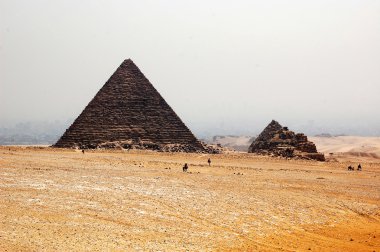 Cairo, Mısır - Turist görünümü piramitleri.