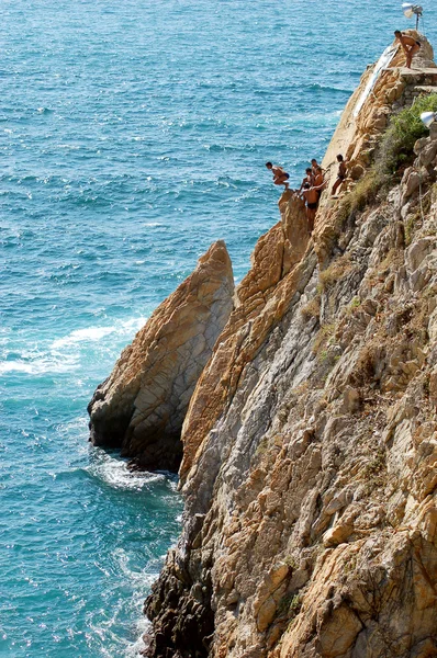 Csoport a szikla búvár a szabad repülni, Acapulco, Mexikó. — Stock Fotó