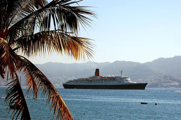 Výletní loď Queen Elizabeth 2 návštěvy Acapulcu, Mexiko. — Stock fotografie