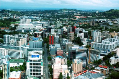 Yeni Zelanda'daki Auckland Sky Tower şehir ve liman hava panorama.