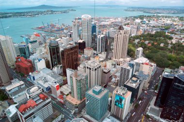 Yeni Zelanda'daki Auckland Sky Tower şehir ve liman hava panorama.