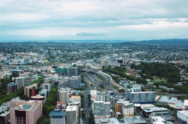 Yeni Zelanda'daki Auckland Sky Tower şehir ve liman hava panorama.
