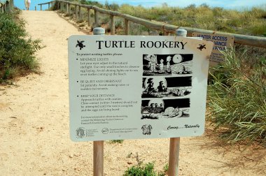 Panoramik Avustralya manzarası - Exmouth Körfezi. Ningaloo 'daki Cape Range Ulusal Parkı' nda Yardie Creek Vadisi. Turtle Park Rezervasyon İşareti