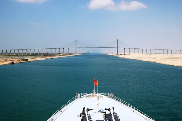 Cruise ship passagerare passerar genom Suezkanalen. — Stockfoto
