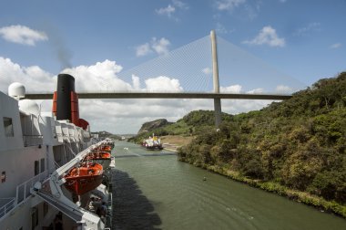 Cruise gemi yay gatun kilitleri ağ geçitleri Panama Kanalı üzerinde girme. Panama Kanalı Atlantik girişinde yer alan kilitleri kümesi.