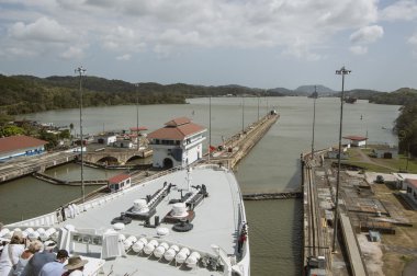 Cruise gemi yay gatun kilitleri ağ geçitleri Panama Kanalı üzerinde girme. Panama Kanalı Atlantik girişinde yer alan kilitleri kümesi.