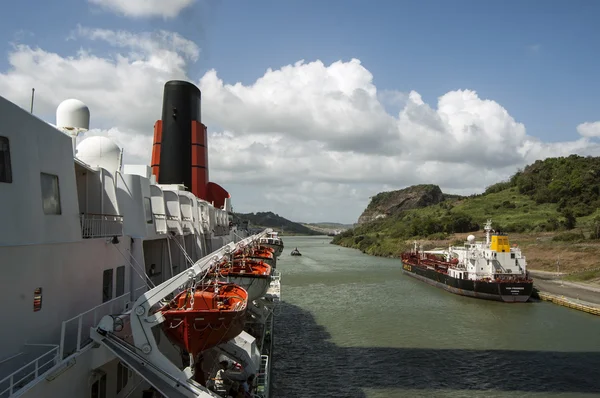 パナマ運河のガトゥン ロック ゲートウェイを入力船首をクルーズします パナマ運河の大西洋側の入り口に位置していますロックのセット — ストック写真