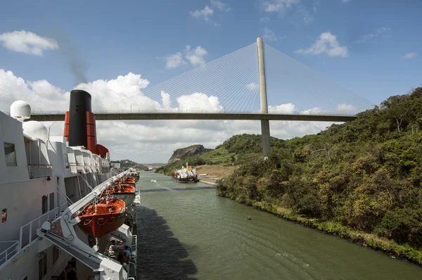 Navire de croisière avant entrant dans les portes des écluses gatun sur le canal de Panama. Ensemble d'écluses situées à l'entrée atlantique du canal de Panama . — Photo