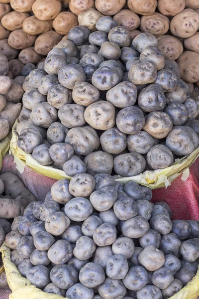 在秘鲁阿雷基帕在市场上的土豆. — 图库照片