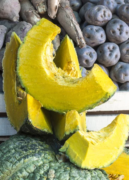 Zapallo -- Pumpkin or Squash cutted in a peruvian market. — Stock Photo, Image