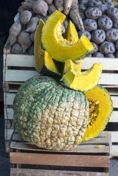 Zapallo -- Pumpkin or Squash cutted in a peruvian market — Stock Photo, Image