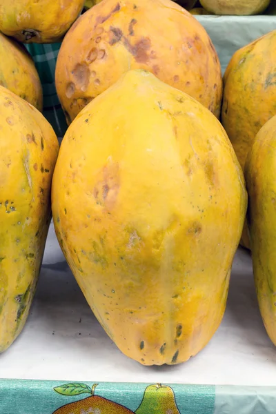 Papaya amarilla fresca en un mercado en Perú, aspecto natural . — Foto de Stock