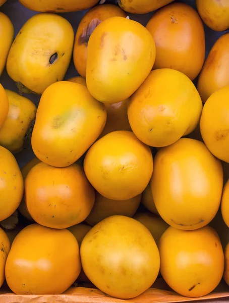 在秘鲁市场上柿 (caqui) 水果. — 图库照片
