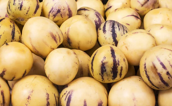 Melón pepino de fruta fresca jugosa en un mercado peruano . — Foto de Stock