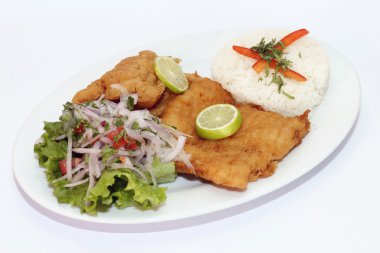 Perulu yemek, salata, limon ve pirinç kızarmış balık.