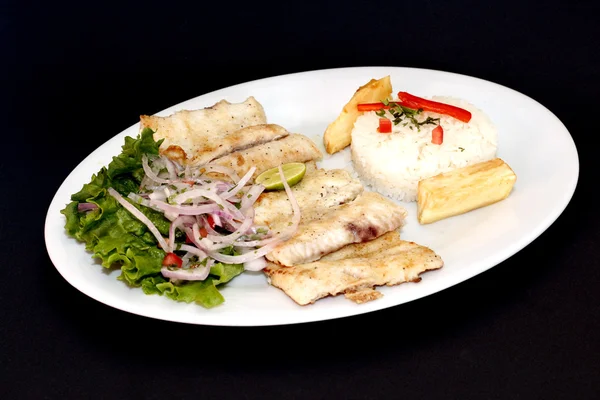 Peruanisches Gericht, gebratener Fisch mit Salat, Zitrone und Reis. — Stockfoto