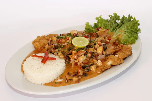 Plato Peruano, Pescado frito con ensalada, limón y arroz . —  Fotos de Stock