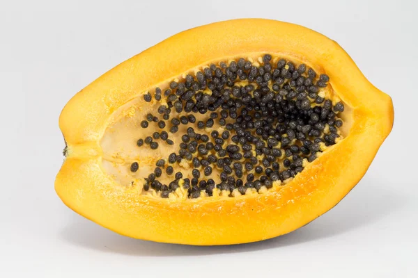 Mitad cortada de papaya dulce dulce amarilla brillante aislada sobre blanco, en Perú . — Foto de Stock