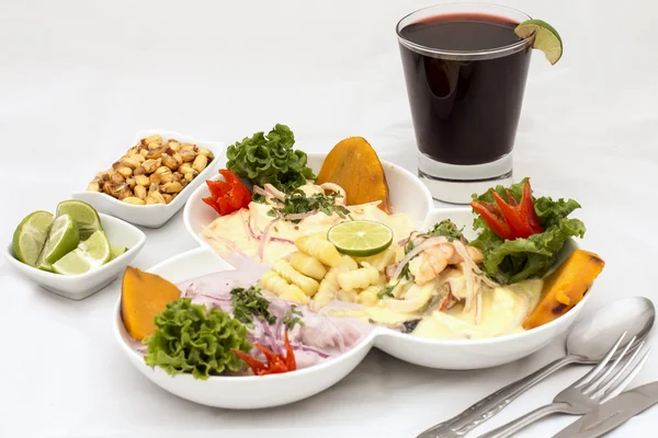 Peru Gericht: 3 Arten von Cebiche (Ceviche) mit Chicha-Getränk, Zitrone und Canchita (gebratener salziger Mais)). — Stockfoto