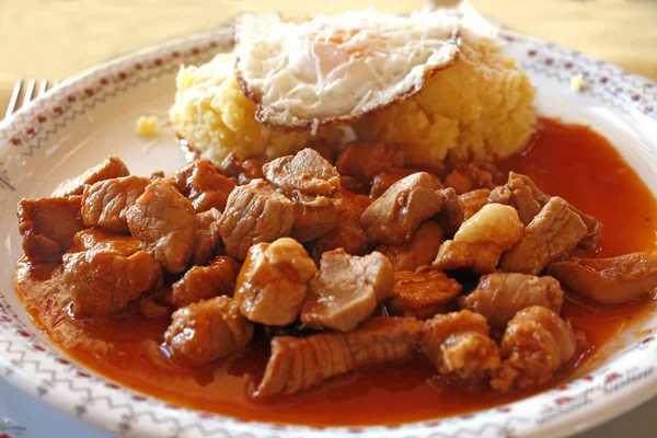 Tochitura adalah hidangan tradisional Rumania yang terbuat dari daging sapi dan babi yang disajikan dengan telur dan polenta . — Stok Foto