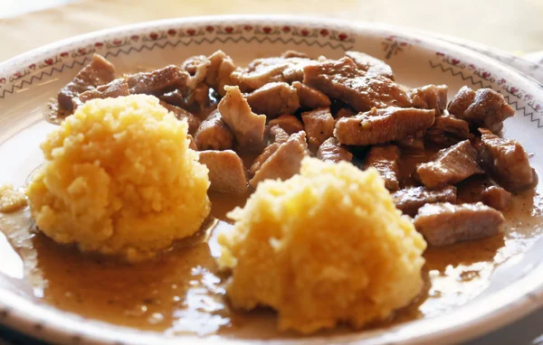 トチトゥラは ポレンタと牛肉と豚肉で作られた伝統的なルーマニア料理です — ストック写真