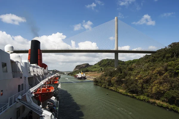 Kryssningsfartyg Queen Elizabeth Passerar Panamakanalen Nära Bron — Stockfoto