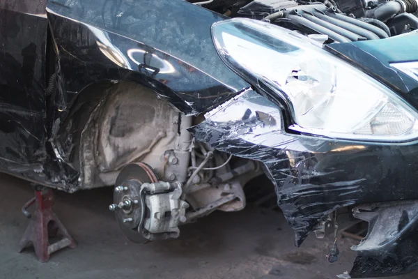 Voiture à réparer après un accident dans un atelier de réparation . — Photo