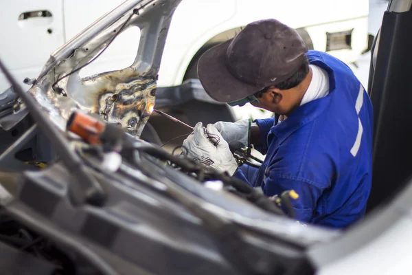 Hombre trabajador mecánico reparación de una carrocería de coche en un garaje Seguridad en el trabajo con desgaste de protección. Trabajos de soldadura —  Fotos de Stock