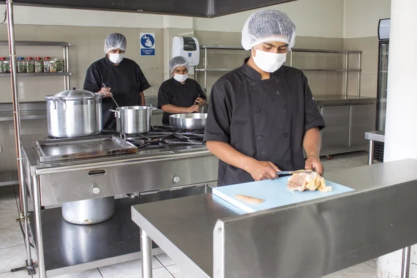 Männliche Köche Arbeiten Kochen Einer Professionellen Küche Benutzen Masken Reinigen — Stockfoto