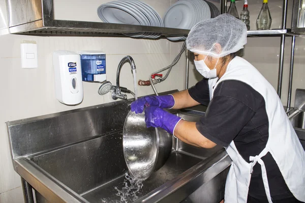 Mujer Lavando Una Olla Inox Una Cocina — Foto de Stock