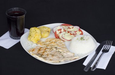 Izgara tavuk fileto, patates ve vegetablesm Perulu çanak.