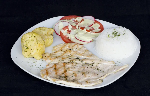 Filetes de pollo a la parrilla, patatas y verduras . — Foto de Stock