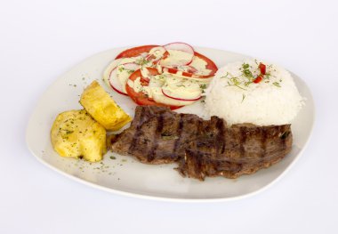 Perulu yemek biber sosu, pirinç, patates, domates ve salata ızgara sığır filetosu muhtelif