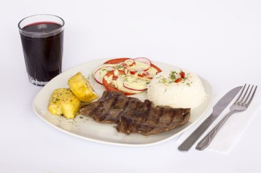 Perulu yemek biber sosu, pirinç, patates, domates ve salata ızgara sığır filetosu muhtelif