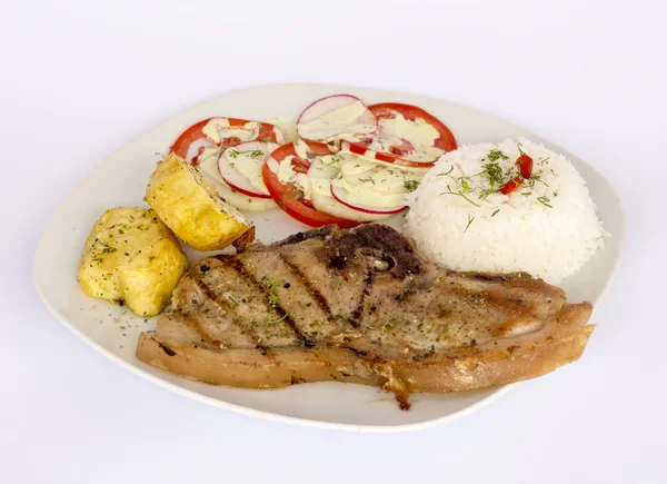 Daging babi panggang dengan salad, nasi, kentang, tomat disajikan dengan gelas — Stok Foto