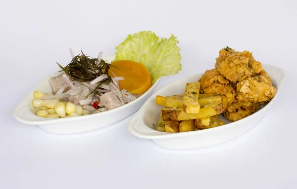 Comida peruana: chicharrones de pescado con ceviche ). — Foto de Stock