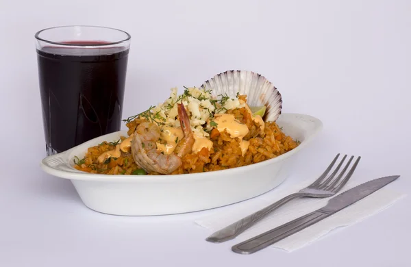 Peru Dish: Beras dengan Seafood (Arroz con Mariscos), disajikan dengan segelas chicha — Stok Foto