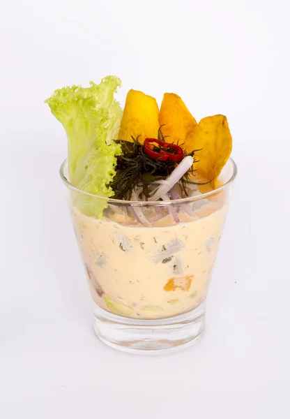 Ceviche disebut "leche de tigre" - ikan segar Peru dalam gelas . — Stok Foto