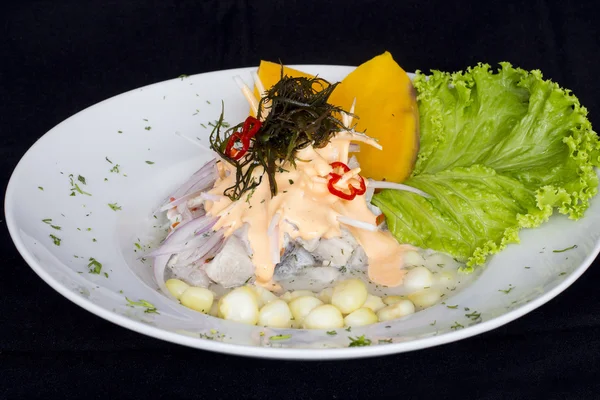 Comida peruana: ceviche de peixe em creme de rocoto . — Fotografia de Stock