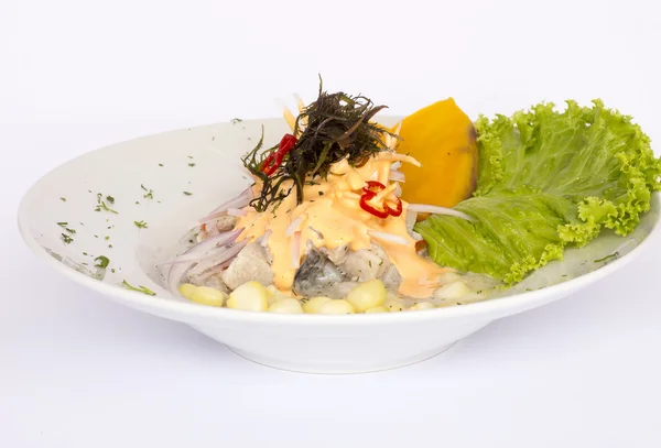 Peruanische Küche: Fisch-Ceviche in Rocoto-Creme. — Stockfoto