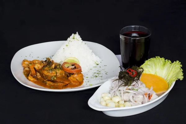 Peruanische Küche: Mittagessen Cebiche und Picante de Mariscos mit Reis und Chicha. — Stockfoto